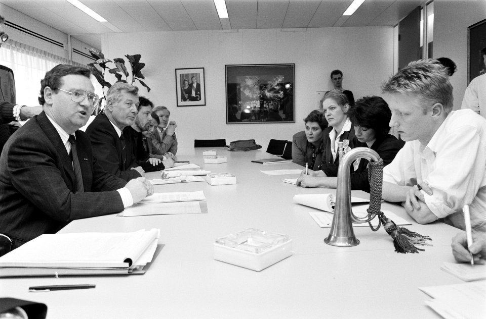 Minister De Koning van Sociale Zaken en Werkgelegenheid (2e van links) en staats, Bestanddeelnr 934-4222