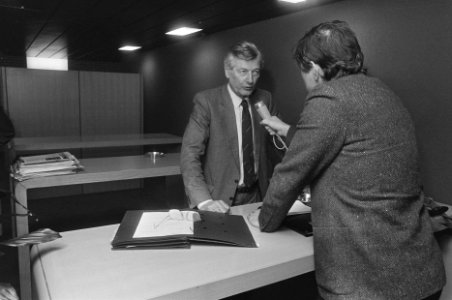 Minister De Koning geeft na gesprek met ambtenarenbonden interview, Bestanddeelnr 933-9113