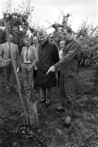 Minister De Koning bezoekt fruittelers in Zeeland i.v.m. perevuur (bacterievuu, Bestanddeelnr 932-2581