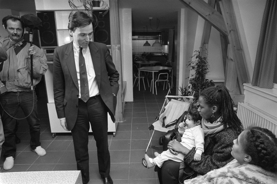 Minister Brinkman opende in Amsterdam opvang- en begeleidingshuiscentrum voor on, Bestanddeelnr 933-8959