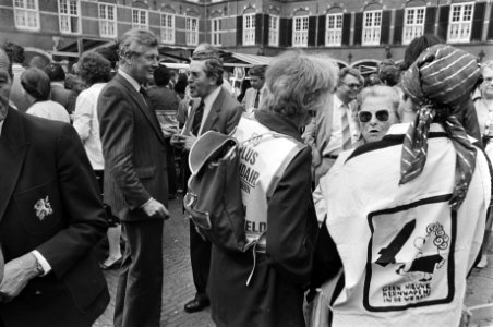 Minister De Koning (Sociale Zaken) tussen de demonstranten, Bestanddeelnr 932-6382