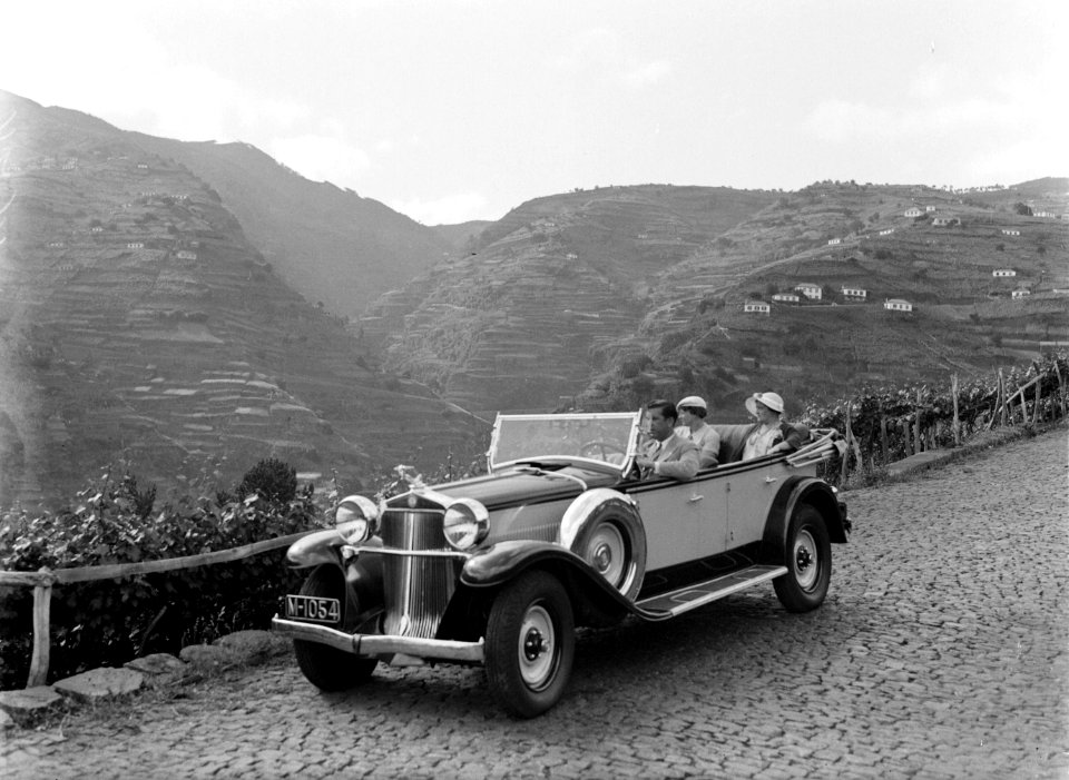 Minerva met oa Nell Langlais in bergachtig landschap op Madeira, Bestanddeelnr 190-0209