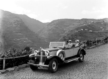 Minerva met oa Nell Langlais in bergachtig landschap op Madeira, Bestanddeelnr 190-0209