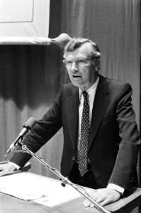 Minister De Koning tijdens ARP-slotvergadering, Bestanddeelnr 931-0450
