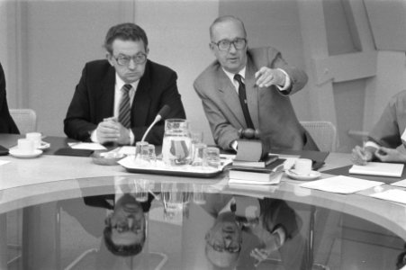 Minister Braks (Landbouw) en commissievoorzitter Waalkens (VVD) tijdens commissi, Bestanddeelnr 933-0755