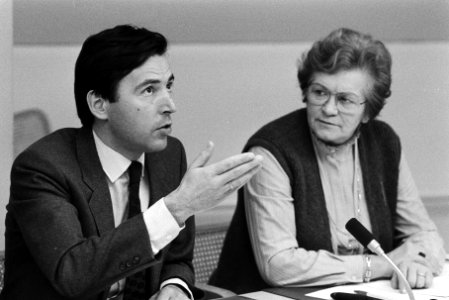 Minister Brinkman (l) en voorzitter mw. Cornelissen, Bestanddeelnr 932-5413