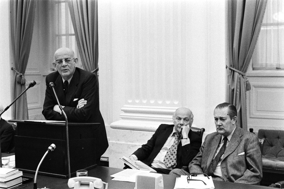 Minister De Gaay Fortman aan het woord, rechts premier Den Uyl en daarnaast Zeev, Bestanddeelnr 928-9397