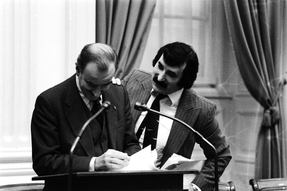 Minister Chris van der Klaauw (Buitenlandse Zaken,l) en Harry van den Bergh (Pvd, Bestanddeelnr 930-5074