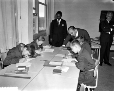 Minister Cals opent Havenvakschool aan de Waalhaven te Rotterdam, Bestanddeelnr 910-6991