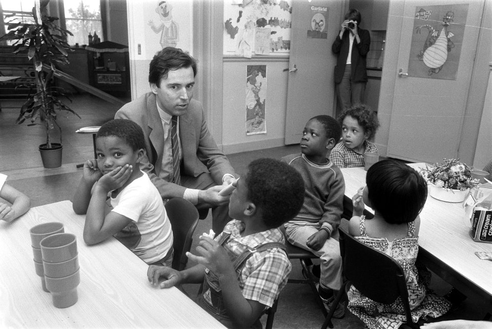 Minister Brinkman met kinderen van het Kwetternest, Bestanddeelnr 932-6098