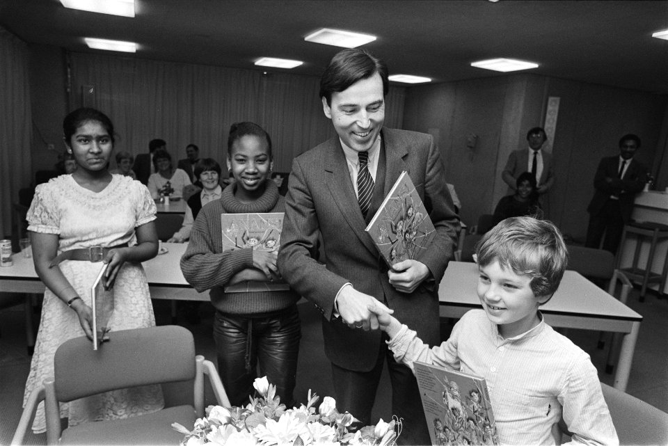 Minister Brinkman ontvangt 1e exemplaar sprookjesboek Anansi ( Den Haag ) minis, Bestanddeelnr 932-9348
