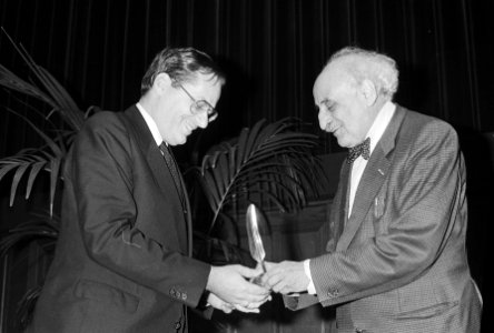 Minister Deetman reikt de cultuurprijs De Gouden Ganzeveer uit aan prof. dr. H, Bestanddeelnr 933-1786
