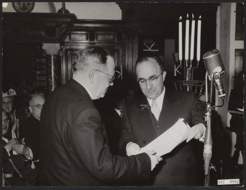 Minister Cals reikt de Staatsprijs voor Letterkunde 1954 uit aan L.J. Rogier in , Bestanddeelnr 092-0002