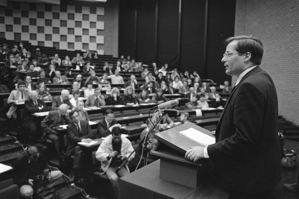 Minister Deetman spreekt in Rotterdam voor congres Bedreigde Universiteit, Bestanddeelnr 933-8288
