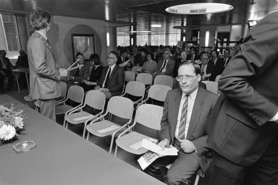 Minister Deetman heeft nieuwe gebouw van de Faculteit der Letteren in Amsterdam , Bestanddeelnr 933-0856