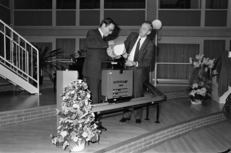 Minister Deetman (l.) krijgt bij opening nieuwbouw VU-ziekenhuis kunstwerk aange, Bestanddeelnr 933-6186