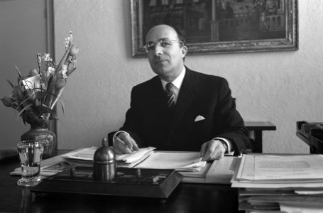 Minister Cals na ziekte weer op Ministerie Minister Cals achter bureau, Bestanddeelnr 913-4905