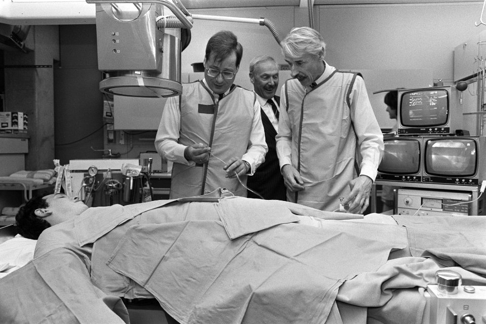 Minister Deetman (l) opent nieuw harttransplantatiecentrum in Rotterdam rechts , Bestanddeelnr 933-8874
