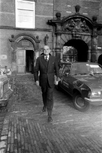 Minister De Gaay Fortman op het Binnenhof, Bestanddeelnr 929-4177