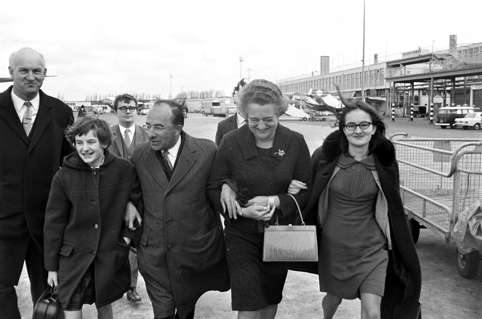 Minister Cals terug uit de West, zijn kinderen waren ter begroeting op Schiphol, Bestanddeelnr 920-1593