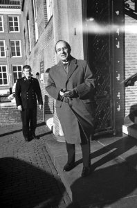 Minister Cals na ziekte weer op Ministerie Minister Cals bij betreden van Minis, Bestanddeelnr 913-4907