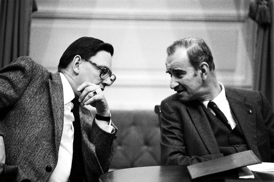 Minister C van der Klaauw (rechts) en minister G van Aardenne, Bestanddeelnr 930-2024