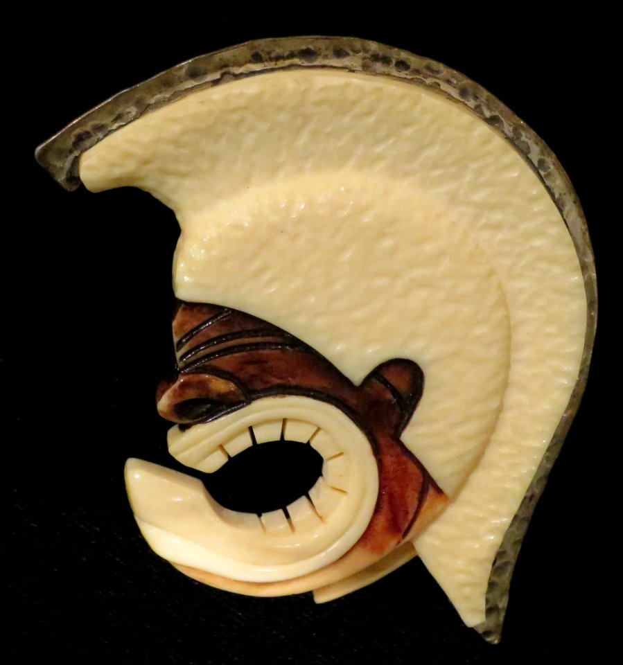 Ming's ivory and silver Mahiole 