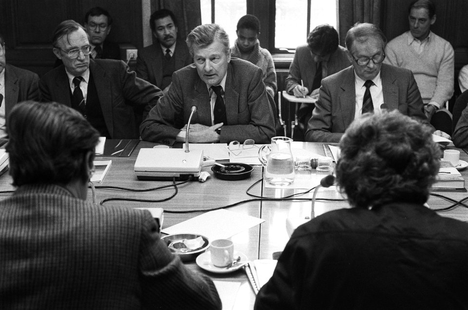 Minister de Koning (l.) en voorzitter Meyer tijdens commissievergadering rond ra, Bestanddeelnr 933-5600
