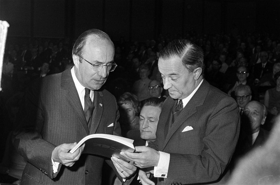 Minister Cals (l) en premier De Jong bekijken het boek over de Wereldtentoonste…, Bestanddeelnr 924-3925