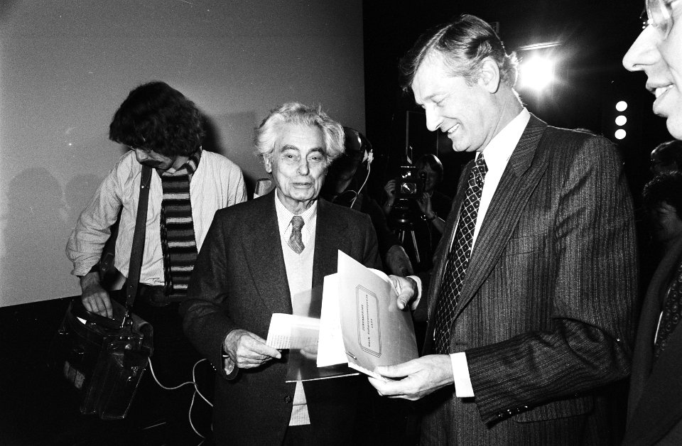 Minister De Koning (r) reikt Dick Scherpenzeelprijs uit aan Joris Ivens, Bestanddeelnr 929-9921