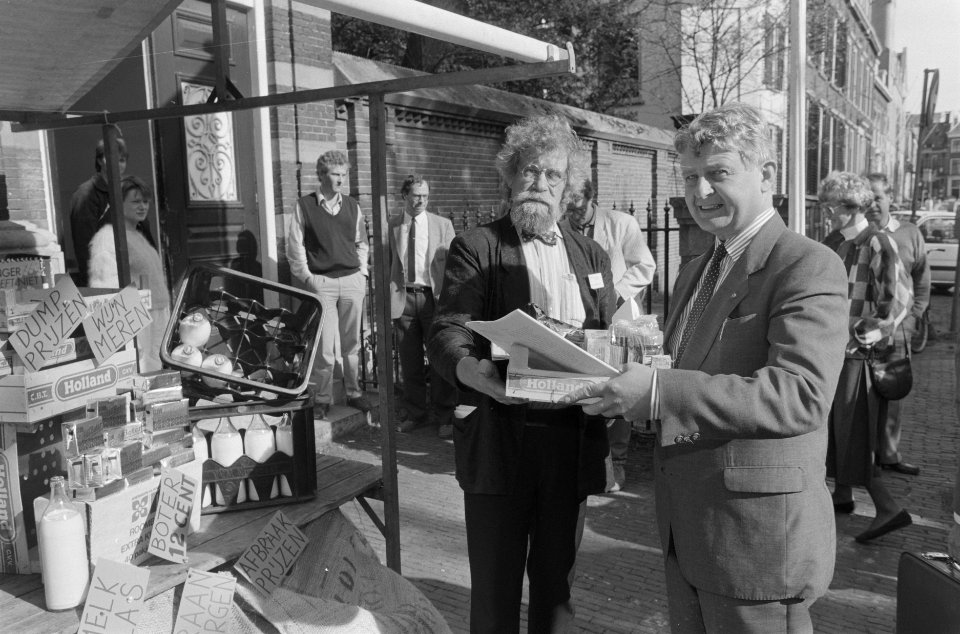 Minister Bukman (ontw. samenwerking) ontvangt op Honger hoeft niet manifestati, Bestanddeelnr 934-0987