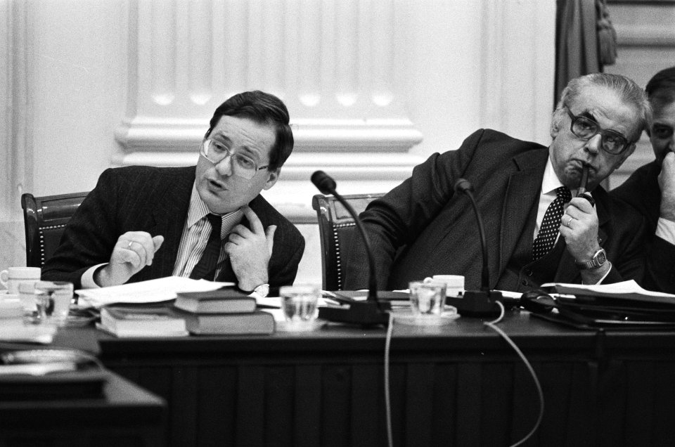 Minister Deetman en commissievoorzitter Hermsen (r), Bestanddeelnr 933-5507