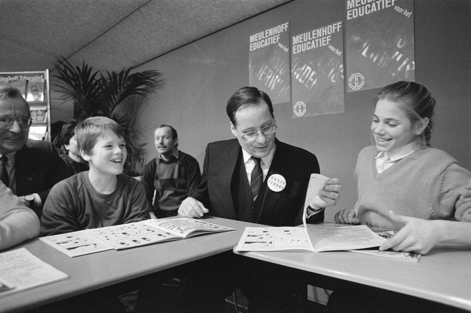 Minister Deetman opent Nationaal Onderwijs Tentoonstelling met leerlingen, Bestanddeelnr 933-2275
