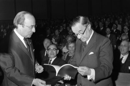 Minister Cals (l) en premier De Jong bekijken het boek over de Wereldtentoonste…, Bestanddeelnr 924-3926