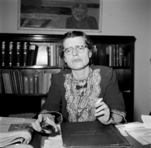 Minister Bodil Koch achter haar bureau op het ministerie, Bestanddeelnr 252-8987