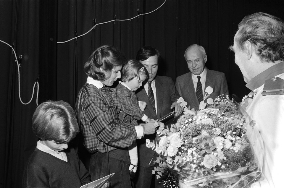 Minister Brinkman woont (kinder) toneelvoorstelling van Amsteltoneel in het Cult, Bestanddeelnr 933-1063