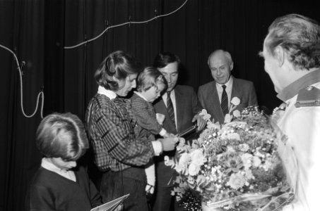 Minister Brinkman woont (kinder) toneelvoorstelling van Amsteltoneel in het Cult, Bestanddeelnr 933-1063
