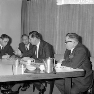 Minister Biesheuvel vertrekt vanaf Schiphol naar de West persconferentie v.l.n.r, Bestanddeelnr 917-3092