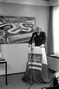 Minister De Gaay Fortman tijdens zijn toespraak, Bestanddeelnr 926-9954