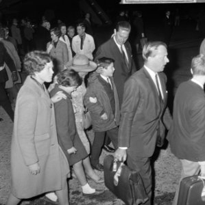 Minister Biesheuvel en zoon (midden), Bestanddeelnr 918-3238