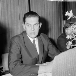 Minister Biesheuvel vertrekt vanaf Schiphol naar de West minister Biesheuvel (ko, Bestanddeelnr 917-3091