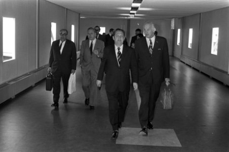 Minister Lardinois in gang van Schiphol ten voeten uit, Bestanddeelnr 925-5453