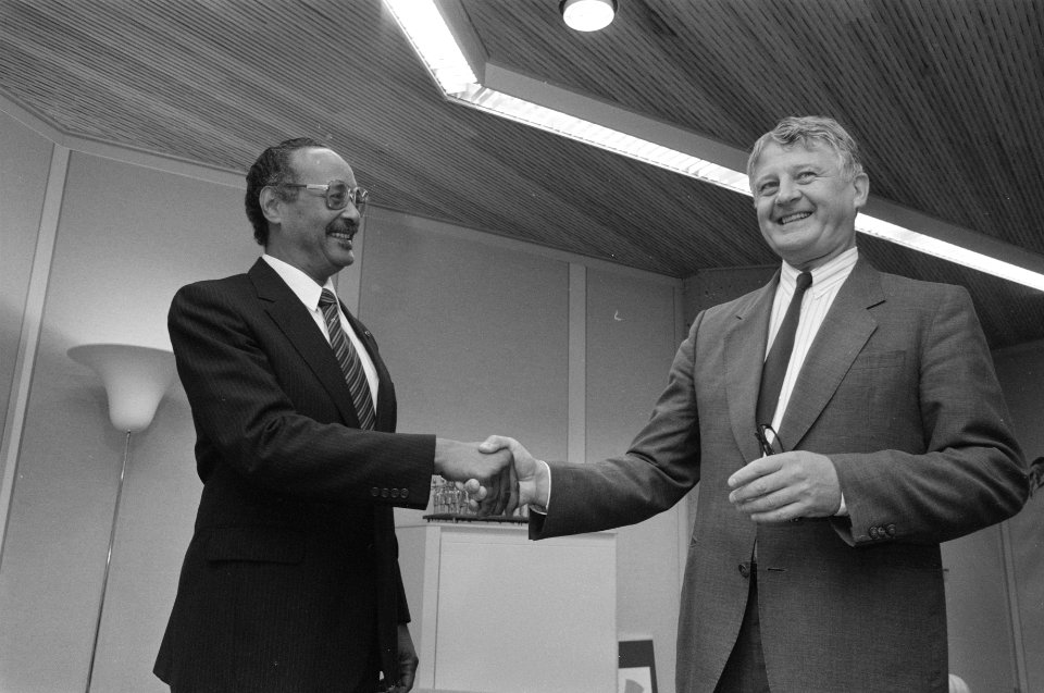 Minister Bukman begroet de Surinaamse delegatieleider Henk Arron in verband met , Bestanddeelnr 934-4810