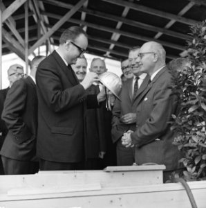 Minister Bogaers als heibaas te Delft bij de bouw van project Voorhof II Oost , Bestanddeelnr 915-6042