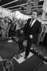 Minister Braks opent Caravan en Camping RAI84 Braks tijdens het oppompen van o, Bestanddeelnr 932-8790