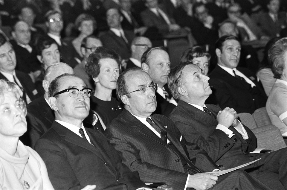 Minister Cals (m) en premier De Jong (r van Cals), Bestanddeelnr 924-3932
