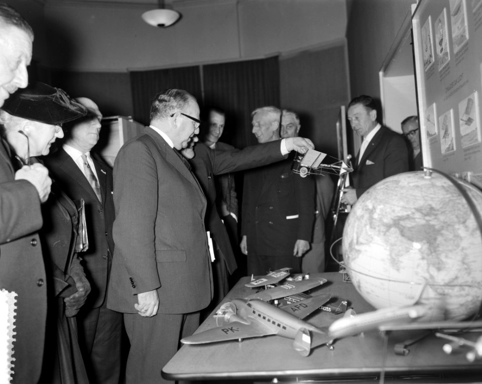 Minister Korthals opent in het Gemeentelijk Museum te Arnhem, de tentoonstelling, Bestanddeelnr 911-8289