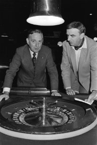 Minister Korthals Altes bij presentatie boek Roulette voor iedereen in Casino , Bestanddeelnr 932-8163