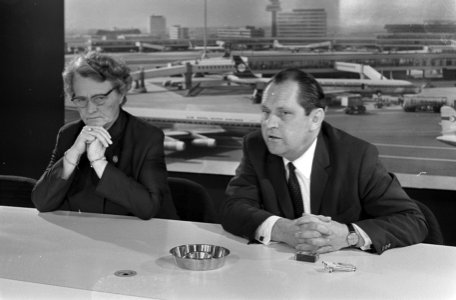 Minister Klompe en minister Lardinois arriveerden op Schiphol uit Suriname links, Bestanddeelnr 922-3131