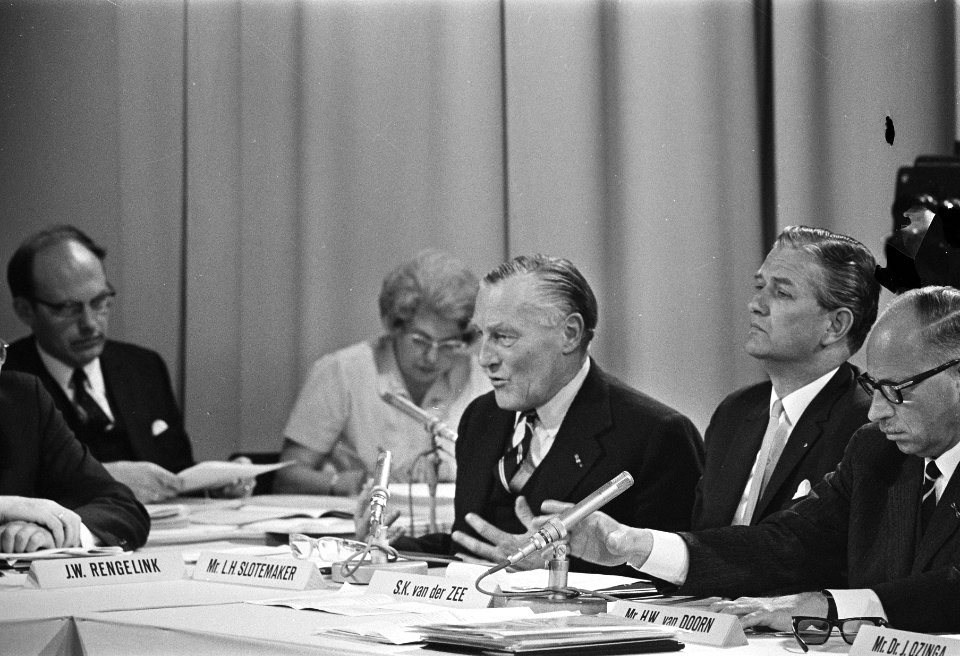 Minister Klompe installeert bestuur van Nederlandse Omroep Stichting, Hilversum , Bestanddeelnr 922-4705